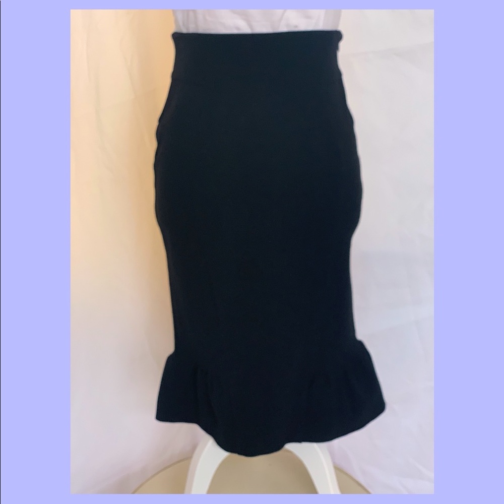 Diane Von Furstenberg Pencil Skirt with Ruffle, impeccable, black stretch wool.